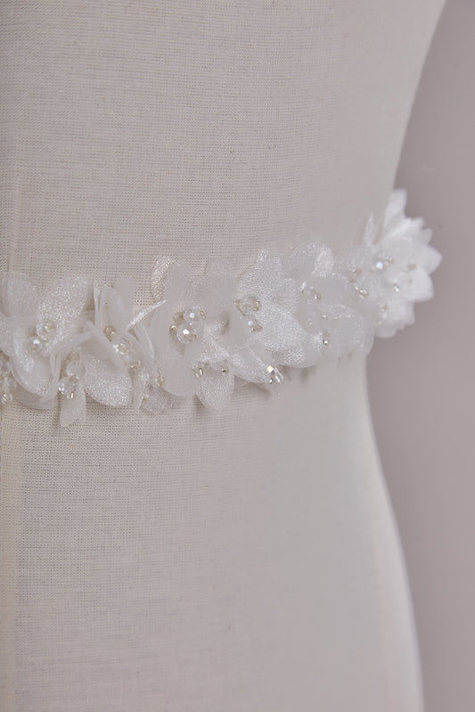 S0656 APLIQUE BORDADO CON FLORES DE ORGANZA Y MOSTACILLAS