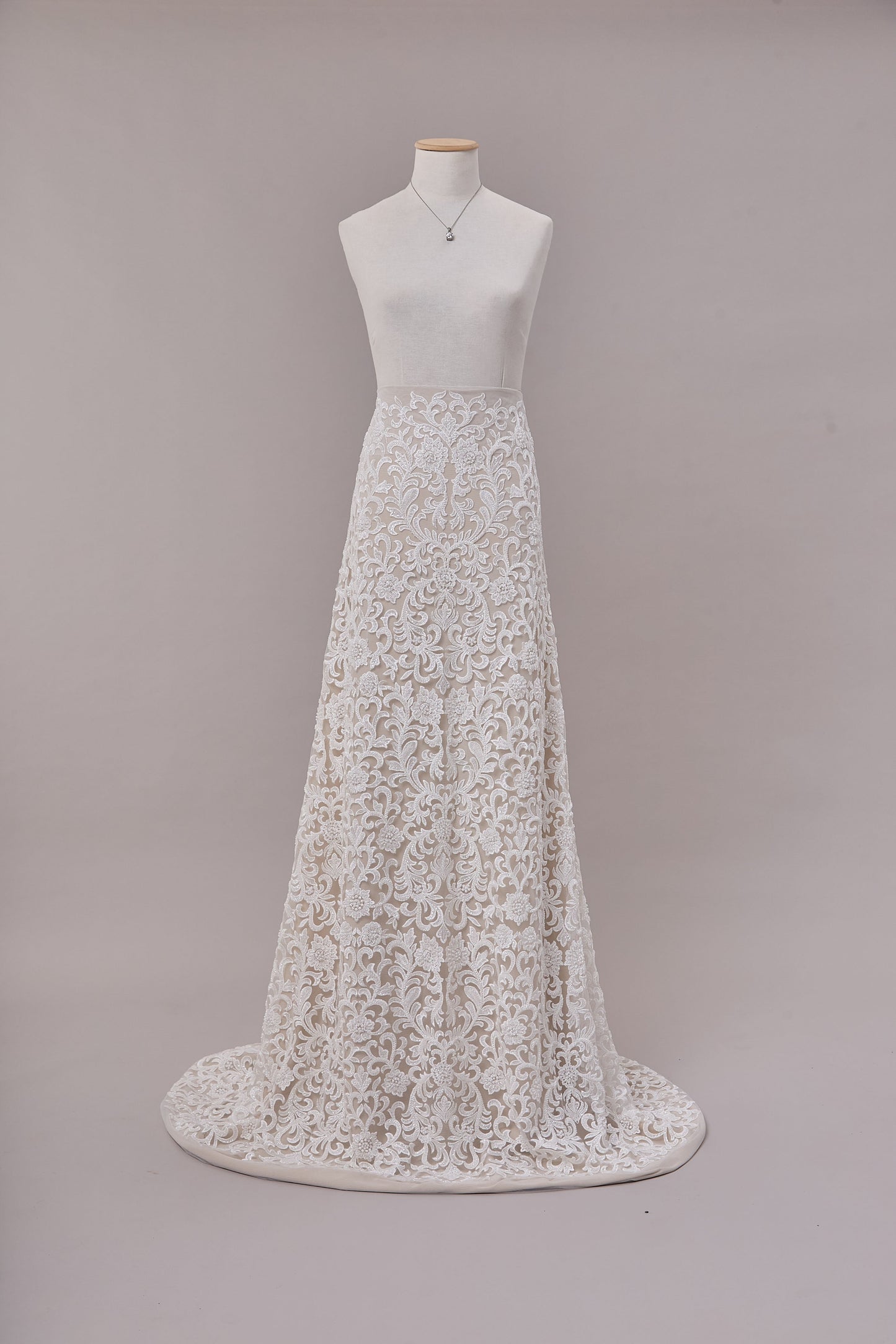 S0660  Tul bordado con lentejuelas, mostacillas y perlas
