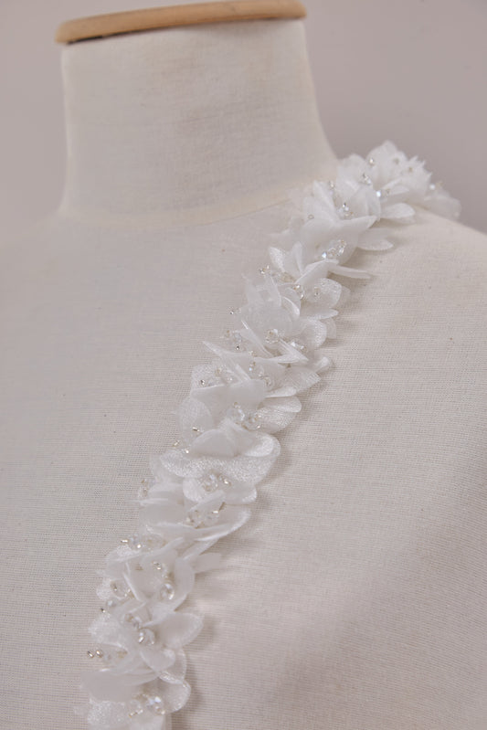 S0656  APLIQUE BORDADO CON FLORES DE ORGANZA Y MOSTACILLAS