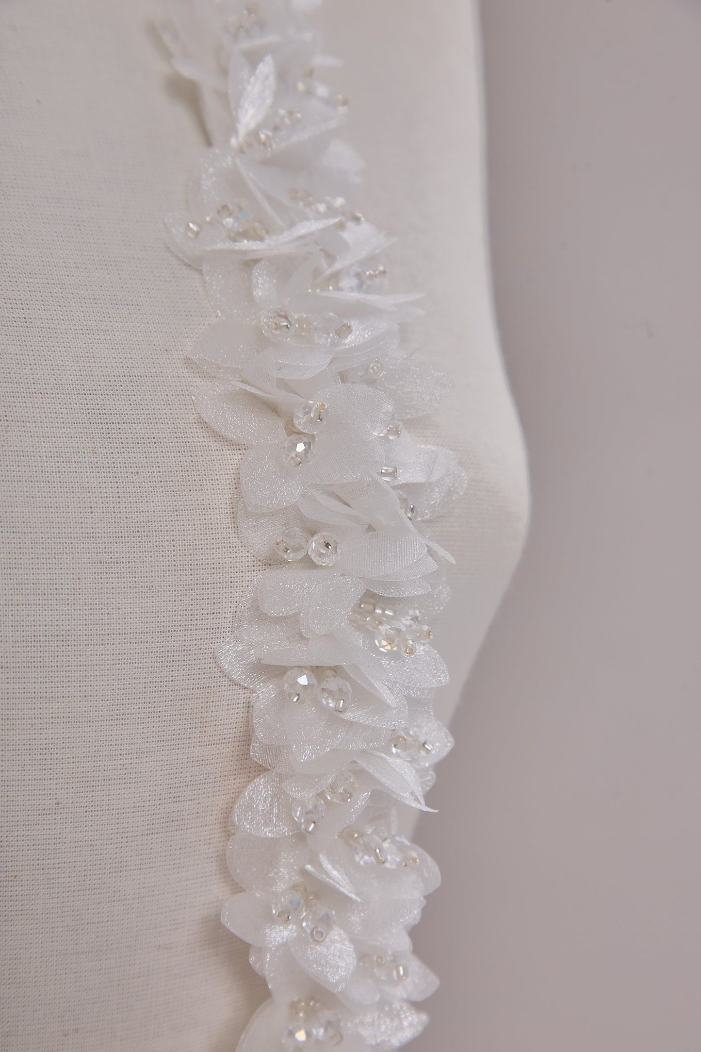 S0656  APLIQUE BORDADO CON FLORES DE ORGANZA Y MOSTACILLAS