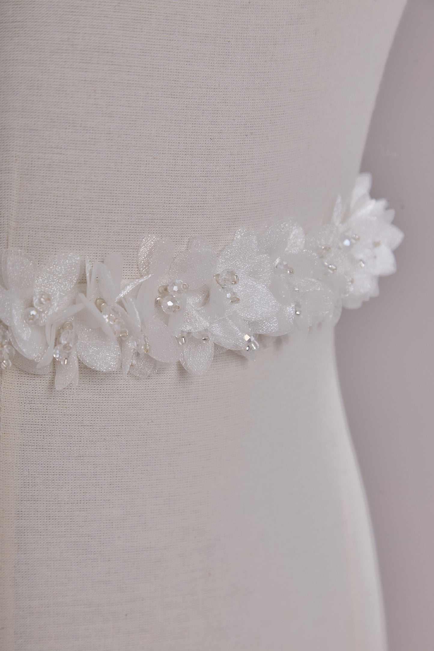 S0656  APLIQUE BORDADO CON FLORES DE ORGANZA Y MOSTACILLAS