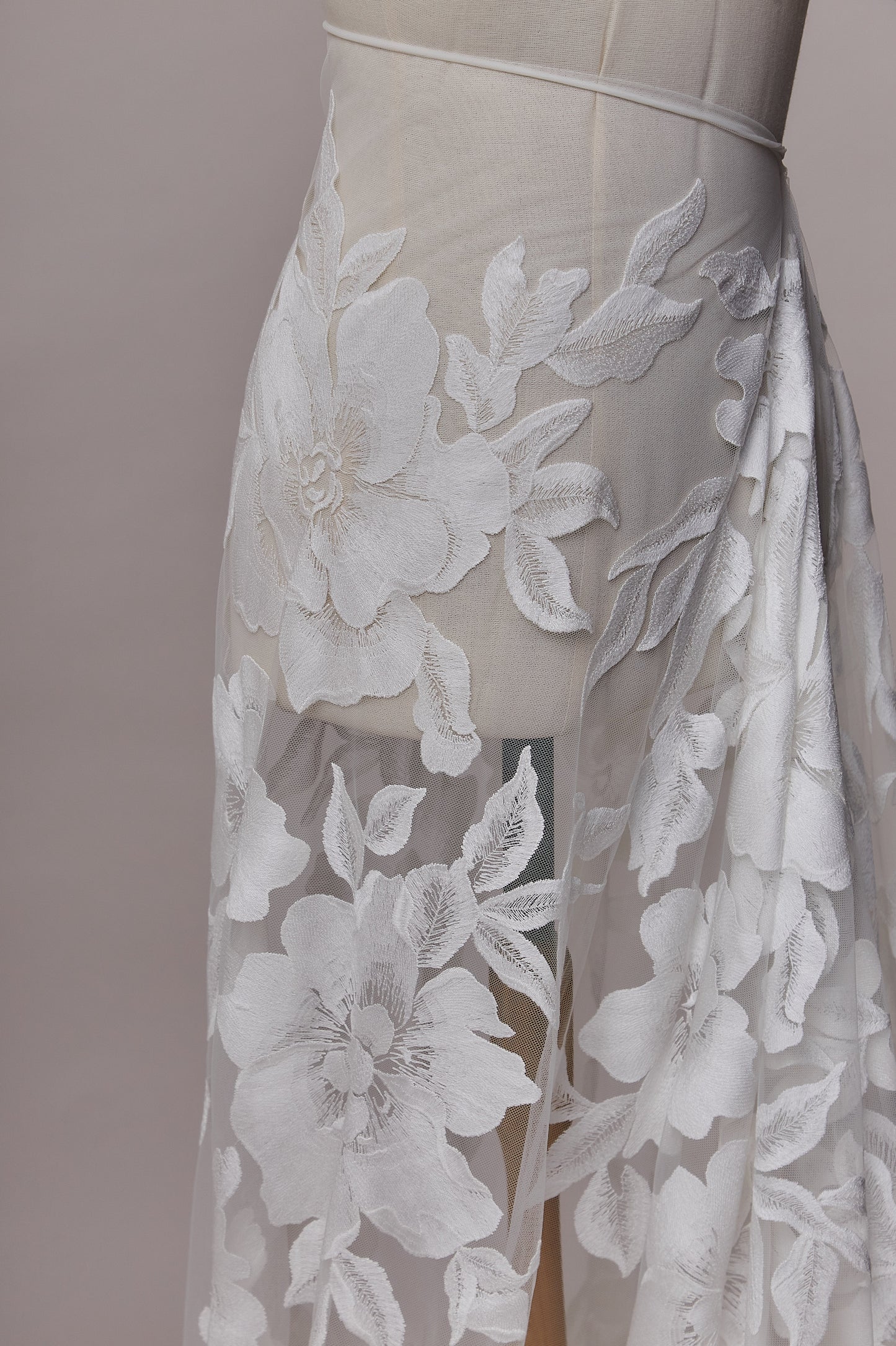 S0615 TUL BORDADO CON FLORES DE ALGODÓN
