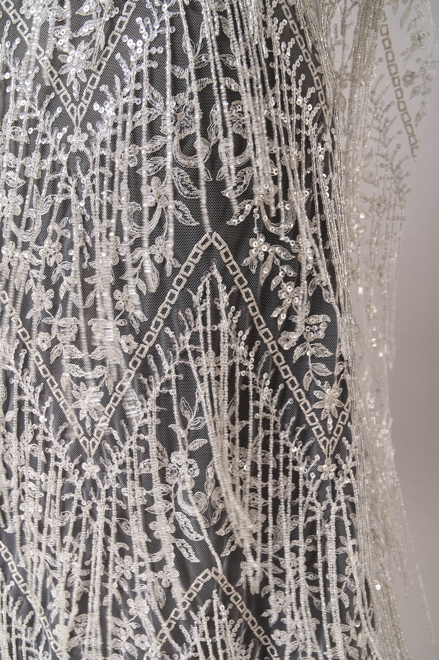 S0676 TUL BORDADO CON LUREX, CANUTILLOS Y LENTEJUELAS SILVER