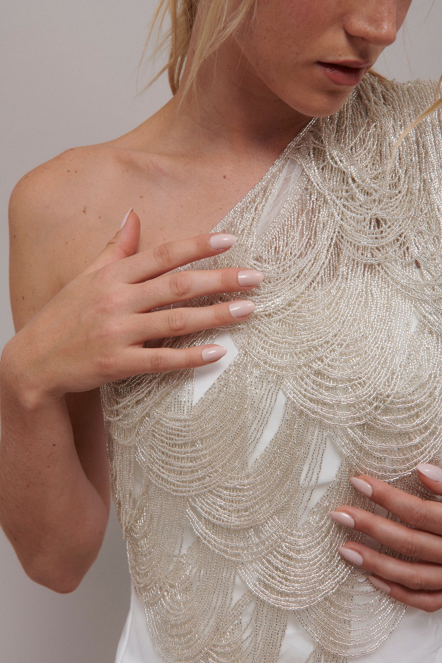 S0586 Aplique de tul bordado con mostacillas plateadas