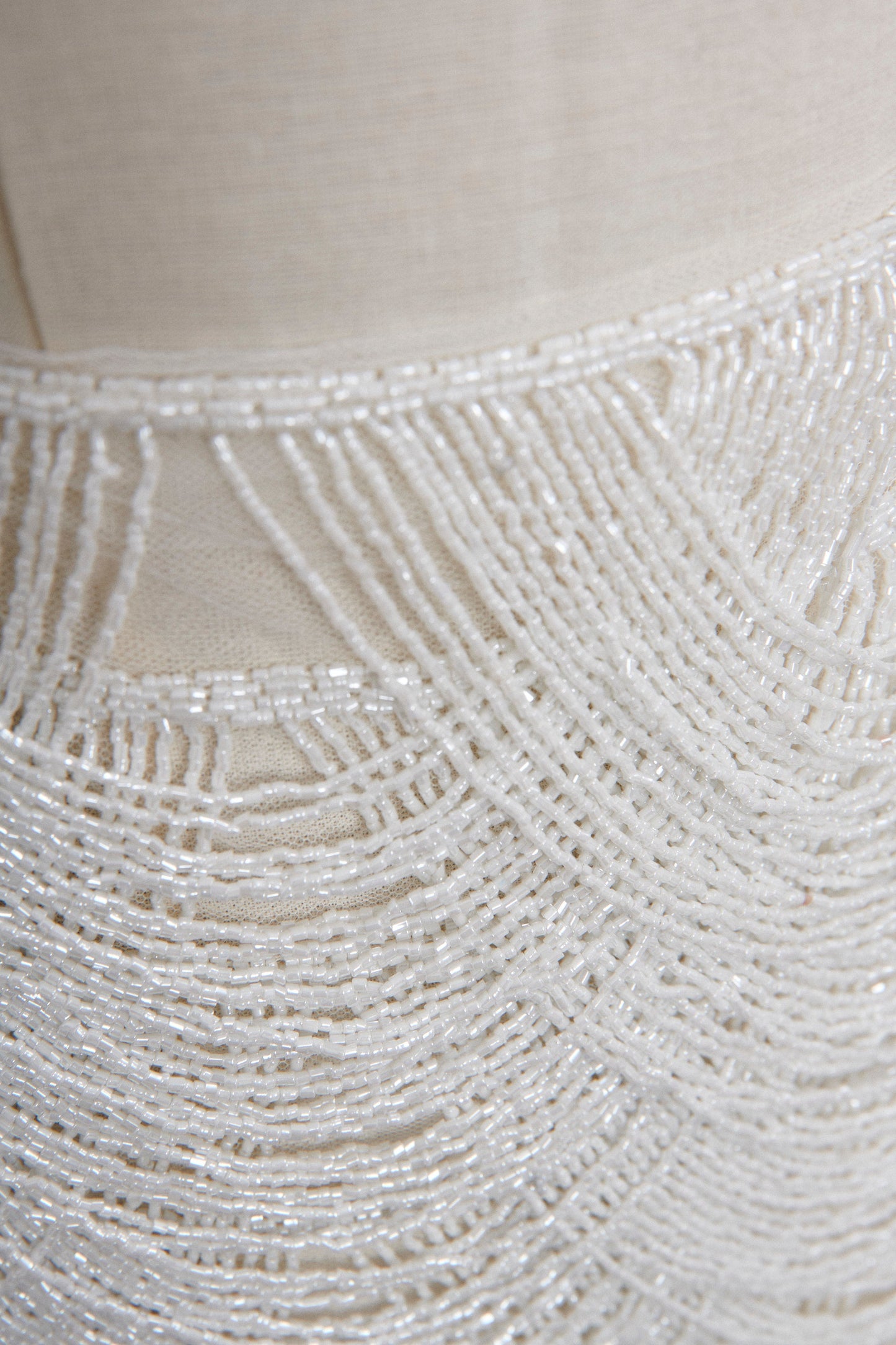S0586 Aplique de tul bordado con mostacillas off white