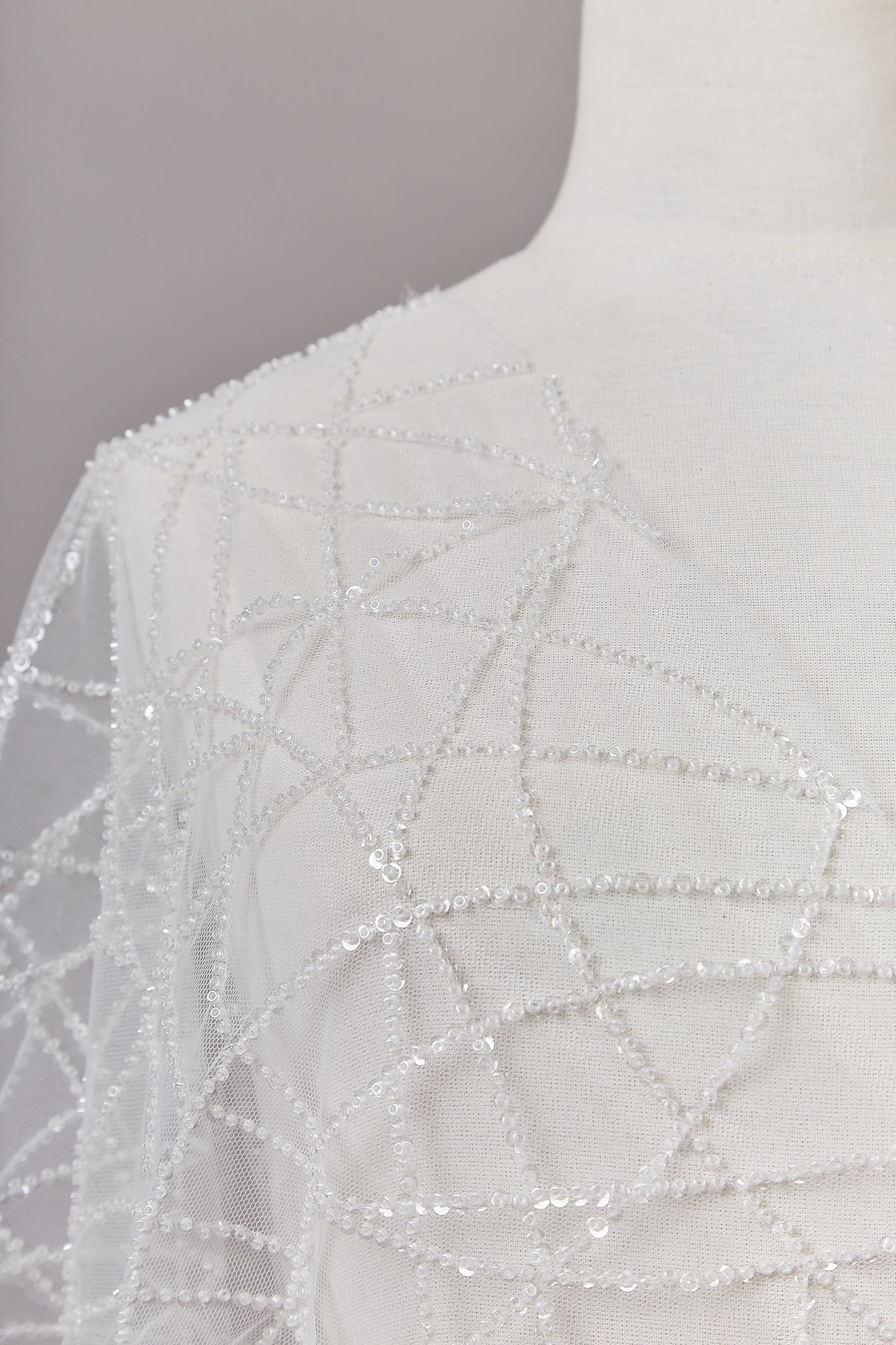 S0646 Tul bordado con mostacillas off white