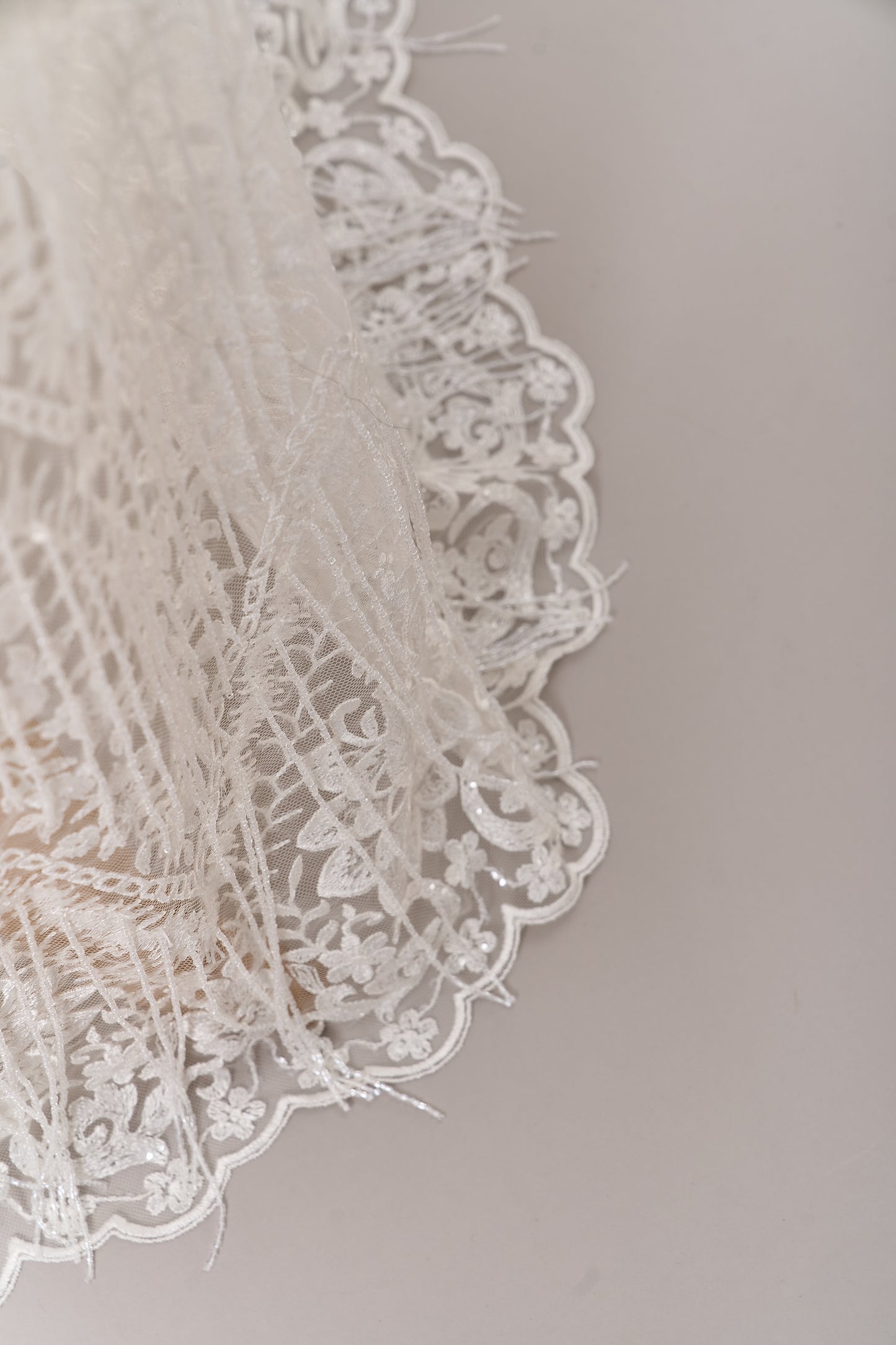 S0676 TUL BORDADO CON CANUTILLOS Y LENTEJUELAS TRANSPARENTES