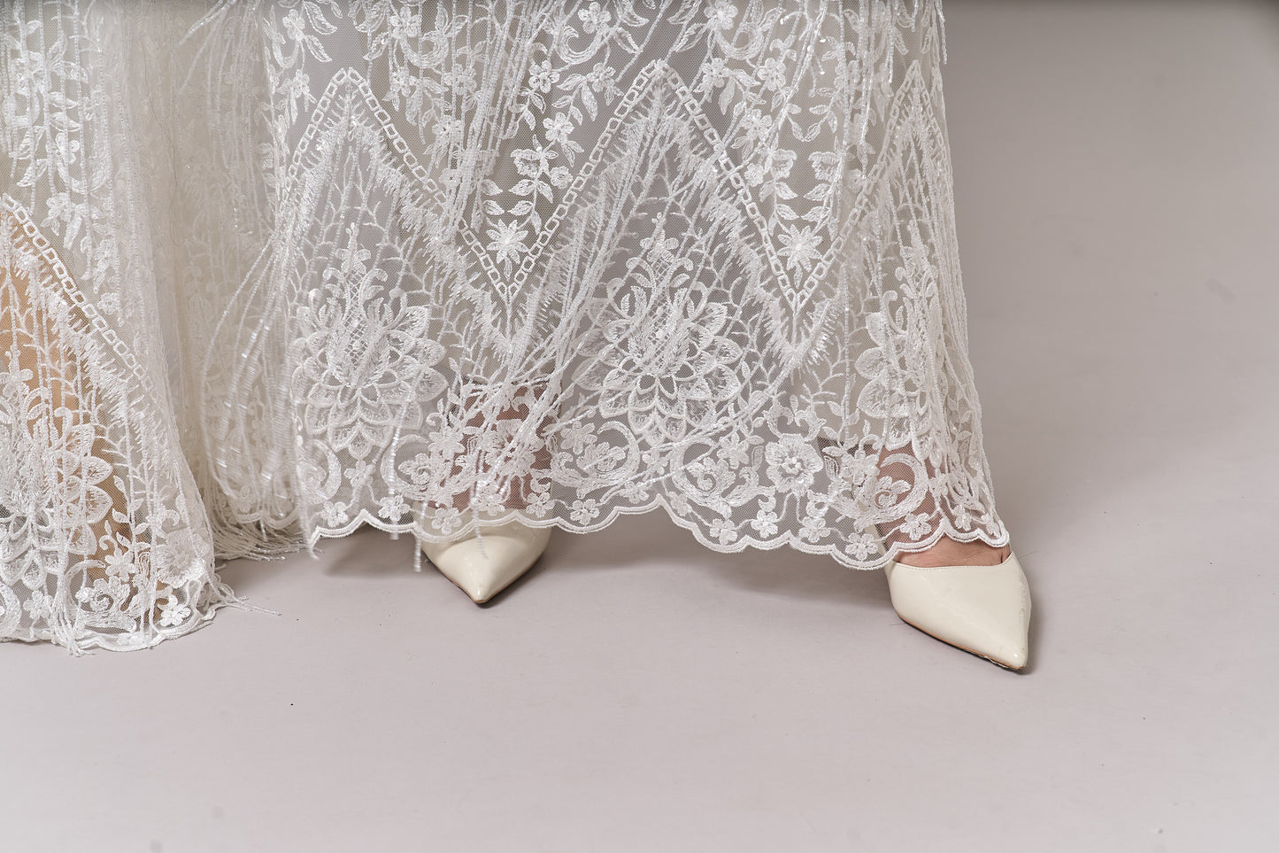 S0676 TUL BORDADO CON CANUTILLOS Y LENTEJUELAS TRANSPARENTES