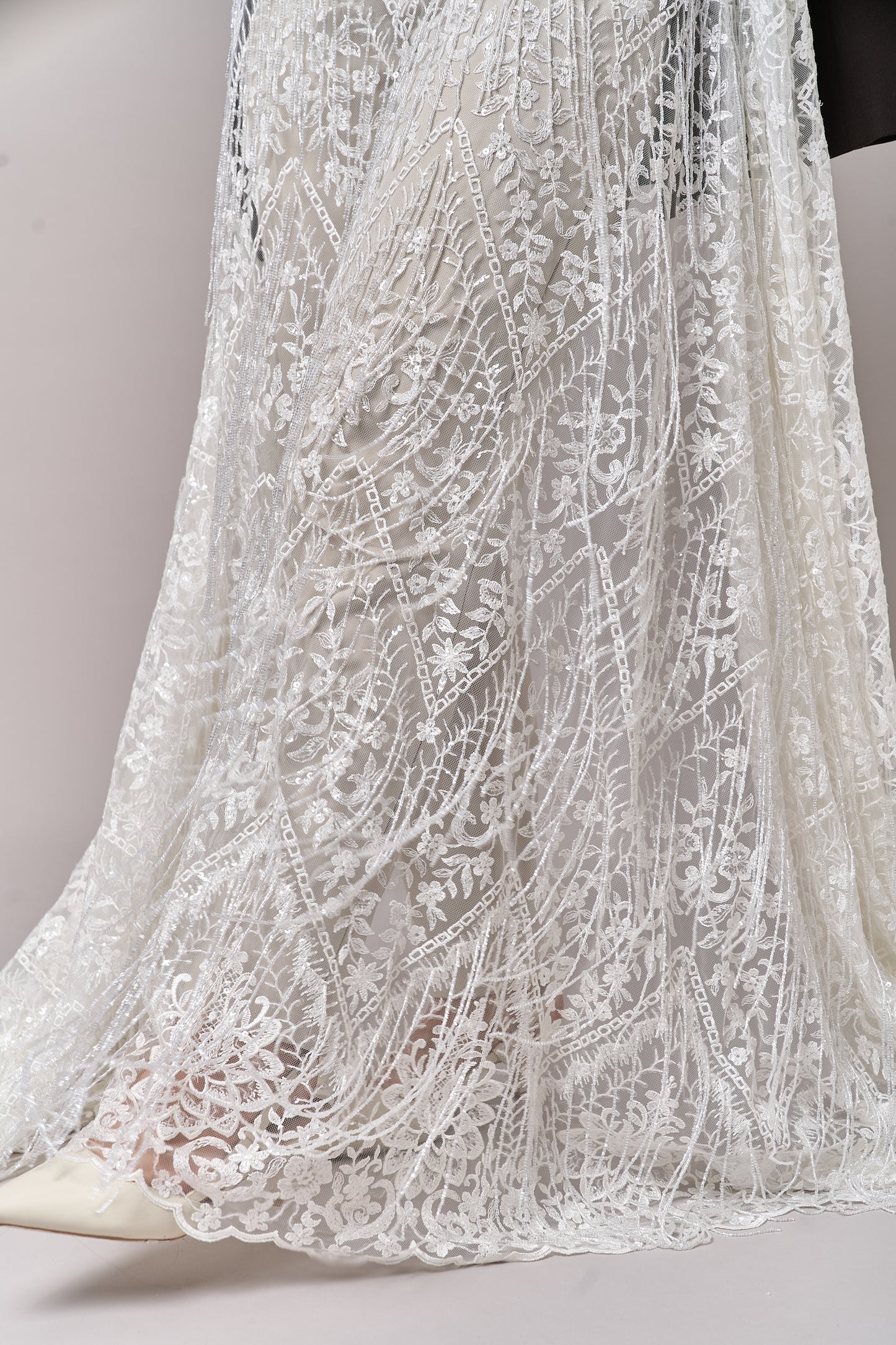 S0676 TUL BORDADO CON CANUTILLOS Y LENTEJUELAS TRANSPARENTES